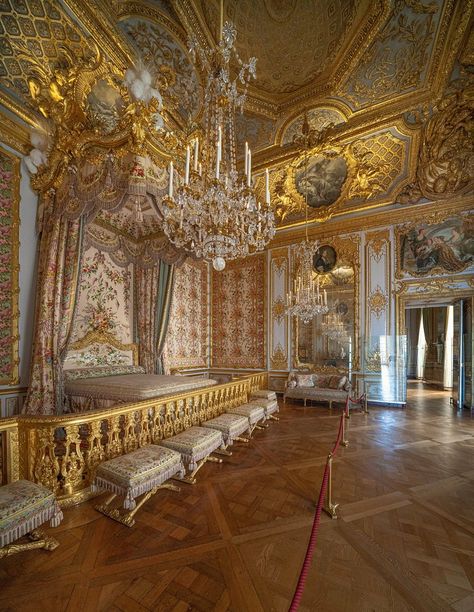 Chambre de la Reine à Versailles | JB Perraudin | Flickr Royal Room, Castle Rooms, Arundel Castle, Chateau Versailles, Royal Residence, Palace Of Versailles, House Design Photos, Bedroom Vintage, Interior Design Art