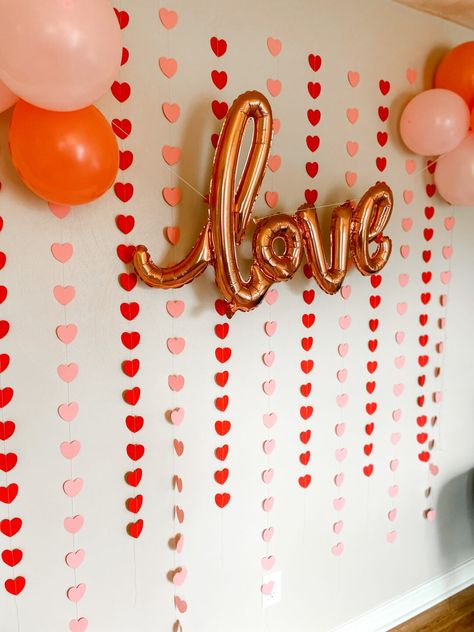 Photo Wall Valentines Day, Easy Valentines Backdrop, Simple Valentines Party Decor, Valentine Day Backdrop Ideas, Valentine Photo Booth Ideas, Galentines Party Backdrop, Easy Galentines Party Decor, Galentines Photobooth, Galentines Party Decor Simple