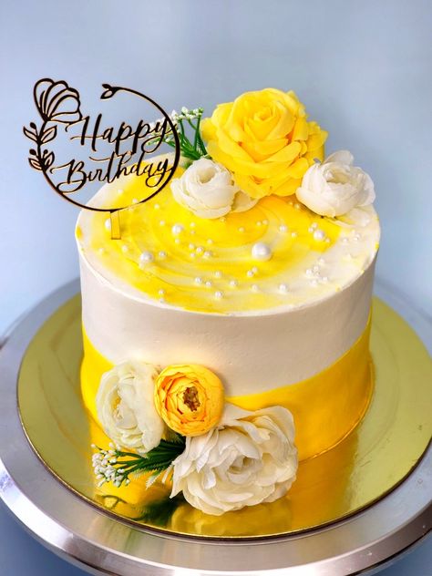 Wedding Cake Yellow Theme, Yellow Theme Cake, Mango Cake Design, Pineapple Cake Design, Baking Pics, Wedding Pelamin, Anniversary Cake Designs, Decorating Frosting, Vintage Birthday Cakes