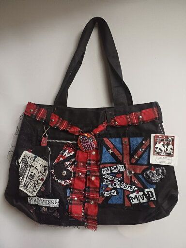 Patches On Purse, Punk Sewing Patterns, Sewing Bag Ideas, Punk Bag Diy, Punk Upcycle, Grunge Gifts Ideas, Bag Decorating Ideas, Punk Purse, Reworked Bag