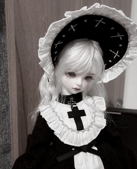 Aesthetic Creepy, Goth Anime, Doll Aesthetic, Porcelain, Black And White, Hair, Anime, Black