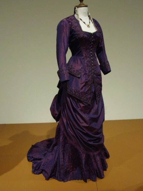 Purple Victorian Dress, 1800s Dresses, Victorian Era Dresses, 1800's Dress, 1880s Fashion, 1800s Fashion, Bustle Dress, Victorian Costume, Old Fashion Dresses