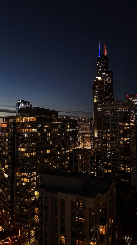 Chicago By Night, Chicago Night Aesthetic, Chicago Downtown Night, Chicago Background, Downtown Chicago At Night, Logan Core, Travel Illinois, Willis Tower Chicago, Chicago Wallpaper