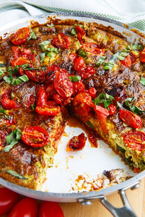 Caprese Frittata Caprese Frittata, Frittata Breakfast, Leek Frittata, Tomato Frittata, Sopapilla Cheesecake, Closet Cooking, Tomatoes Mozzarella, Frittata Recipe, Vegan Grilling