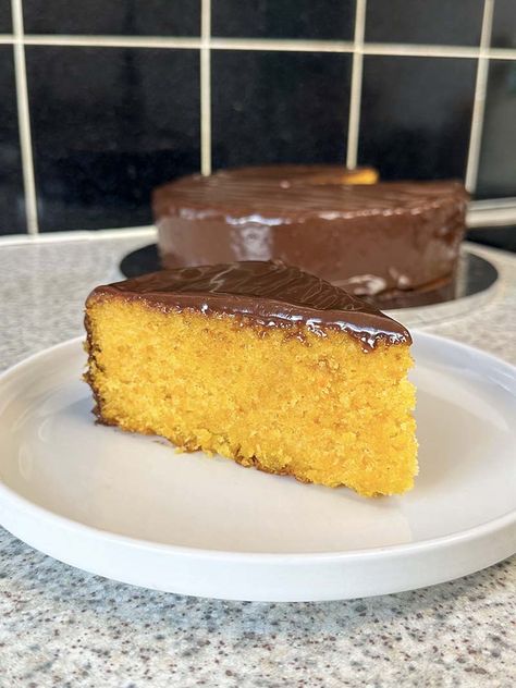 Brazilian Cake, Brazilian Carrot Cake, Crumble Cookie Recipe, Flan Cake, Chocolate Topping, Chocolate Sweets, Brownie Cake, Fair Food Recipes, Cake Tins