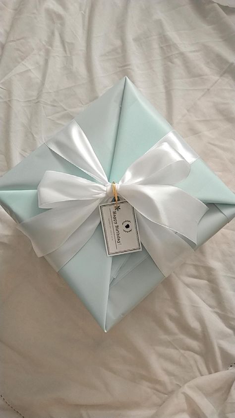 Aesthetic Gift Packaging Ideas, Small Craft Gifts, Pretty Gift Wrapping Ideas Birthday, Gift Boxes Aesthetic, Cute Christmas Present Ideas, Sentimental Birthday Gifts, Cute Aesthetic Gifts, Creative Ways To Wrap Gifts, Jenna Core