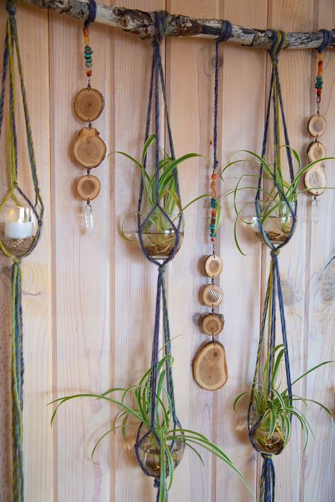 Perfect for anyone who wants to add a rich & Earthy touch to their home decor,  this large sized wall hanging features 6 multi colored yarn plant hangers, polished wood slices, Carnelian, Turquoise and Quartz Crystal gemstones, all hung from Pacific Ocean driftwood. These 6 glass jars are included and can be used with small plants, faux candles or both! Perfect for propagating plants! DO NOT USE REAL CANDLES You can also opt for having this piece come with 6 white pots (drainage holes) with bamb Rafia Crafts, Branch Hanger, Hanging Bottles, Plant Hanger Wall, Hanging Plants Diy, Indoor Plant Wall, Earthy Home Decor, Faux Candles, Earthy Home