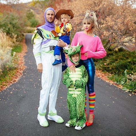 Family Toy Story costumes: Buzz, Woody, Rex, and Barbie Family Costumes For 3, Disfraz Toy Story, Disney Family Costumes, Best Family Halloween Costumes, Halloween Costumes Family, Family Themed Halloween Costumes, Too Cute To Handle, Toy Story Halloween, Barbie Halloween Costume