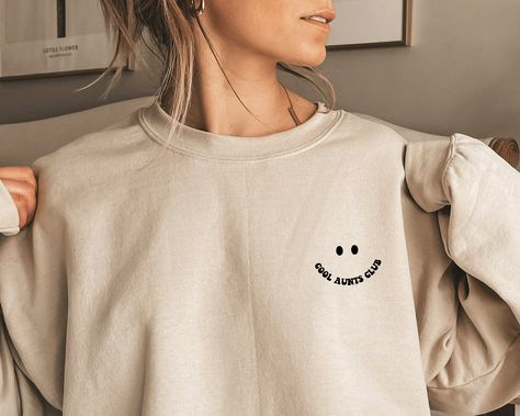 T Shirt Trending, Cool Aunt Sweatshirt, Cool Aunt Shirts, Cool Shirts Women, Custom Shirts Ideas Design, Cool T-shirt, Manifest Sweatshirt, Cool Merch Ideas, Gift Ideas For Aunt