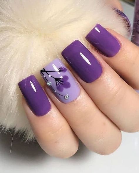 De morado: ¡un manicure diferente! | Revista KENA México Purple Color Nail Art, Purple Gel Nails Designs, Purple Nails Art Designs, Gel Nails Ideas Purple, Nail Art Purple Designs, Purple Nail Art Designs Lavender, Nail Art On Purple Nails, Pedicure Ideas Purple, May Acrylic Nails