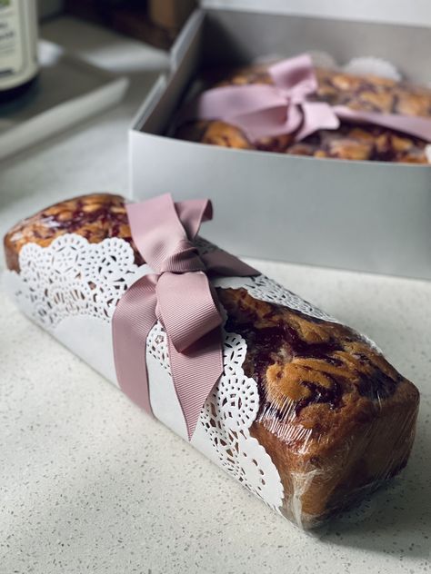 Tea Cake Packaging Ideas, Tea Cake Packaging, Cute Bread Packaging, Baked Good Packaging, Bakery Gift Box Ideas, Packaging Breads, Loaf Packaging Ideas, Home Bakery Packaging Ideas, Bakery Merchandise Ideas