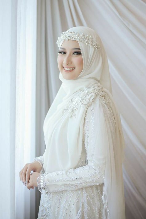 Aesthetic Wedding Venues, Islamic Bride, Long Veils Bridal, Wedding Hijab Styles, Bridal Hijab Styles, Muslim Wedding Gown, Nikah Outfit, Wedding Dress Suit, Muslimah Wedding Dress