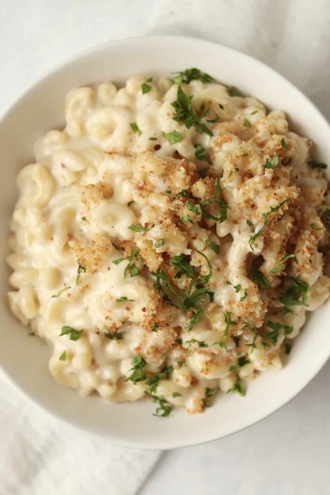 White Cheddar Mac and Cheese is extra cheesy, rich, and easy to make on the stovetop! Start by making an easy white cheese sauce then top the cheesy noodles with crispy Panko Breadcrumbs. Cpk Macaroni And Cheese, White Wine Mac And Cheese, Mac And Cheese With Panko Topping, Crockpot White Cheddar Mac And Cheese, White Cheddar Baked Mac And Cheese, White Mac N Cheese Recipe, Cougar Gold Mac And Cheese, Baked White Mac And Cheese Recipe, Mac And Cheese Photography