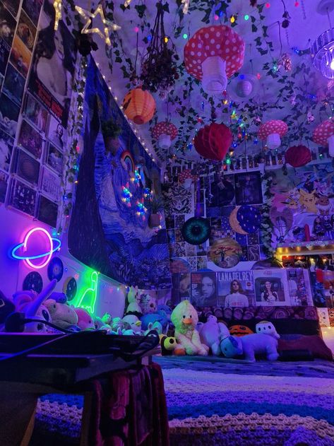 2020 Indie Room, Alien Aesthetic Room, Neon Grunge Room, Room Ideas Aesthetic Grunge Y2k, Rooms Aesthetic Ideas, Childish Room Aesthetic, Weird Room Aesthetic, Room Style Ideas Bedrooms, Weird Room Ideas