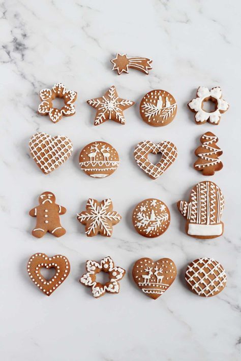 Cute Aesthetic Cakes, Cake Pictures Aesthetic, Cake Stand Ideas, Icing For Gingerbread Cookies, Cake Designing, Gingerbread Icing, Cookies With Icing, Christmas Cookies Packaging, Gingerbread Cookies Decorated