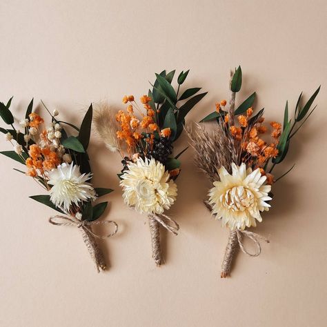 Fall Color Boutonniere, Burnt Orange Wedding Boutonniere, Dried Flower Button Holes, Fall Boutineer Ideas, Burnt Orange Boutonniere, Fall Groomsmen, Nikkah Ideas, Flower Favors, Orange Boutonniere