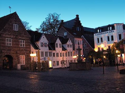 Flensburg: TripAdvisor nudi komentar (6.758) za hotele, atrakcije i restorane u Flensburg, što ga čini najboljim resursom kada je u pitanju Flensburg. Hot Mulled Wine, Harbour Town, We Were There, Pedestrian Street, Mulled Wine, Crepes, Time Travel, The Streets, Fairy Tale