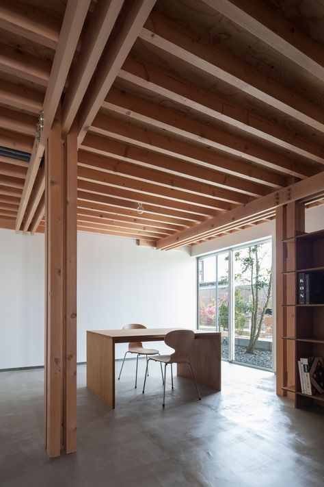 4 columns Tokyo house by FT Architects Tokyo House, Timber Frame Joinery, Wooden Columns, Timber Architecture, Wooden Architecture, Wood Frame Construction, Wood Architecture, Basement Ceiling, Timber Structure