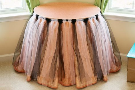 You can make a tulle table skirt to decorate a plain table for a birthday party or other special event. The table skirt resembles a ballerina's tutu and can be made from a single color of tulle or you can make a pattern of tulle ribbon around the table from different colored or patterned strips. Diy Table Skirt, Diy Table Skirts, Cats Room, Diy Tulle Skirt, Diy Chair Covers, Tulle Table Skirt, Diy Tulle, Tulle Table, Skirt Diy