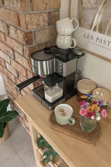 Home Coffee Station Aesthetic, Coffee Bar Ideas Aesthetic, Coffee Bar Aesthetic Home, Coffeebar Coffee Stations, Work Coffee Station, Coffee Bar Aesthetic, Coffee Bar Inspiration, Aesthetic Coffee Bar, Coffee Table Plant