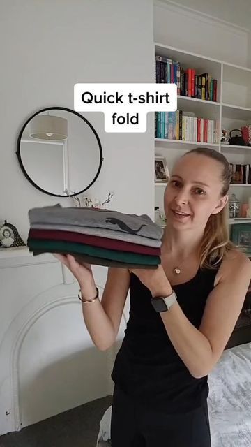 CRAFT iCON on Instagram: "Quick folding By @effectivespaces" T Shirt Folding, Diy Clothes Hacks, Packing Hacks Clothes, Haine Diy, Shirt Folding, How To Fold Towels, Packing Clothes, Folding Laundry, Clothes Organization Diy