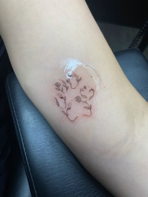 Paw print outline tattoo but make it cute Small Tattoo Dog Paw, Pawprint Outline Tattoo, Golden Retriever Paw Tattoo, Abstract Paw Print Tattoo, Outline Paw Print Tattoo, Dog Tattoo Paw Print, Dog Paw Outline Tattoo, Paw Tattoo Placement, Dainty Paw Print Tattoo