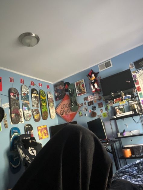 Room Ideas For Skaters, Room Ideas Skater Aesthetic, Skateboarding Room Ideas, Skater Room Decor Skateboard Bedroom, Skate Bedroom Aesthetic, Skateboarder Room Ideas, Skater Themed Bedroom, 90s Skater Bedroom, Skaterboy Aesthetic Room