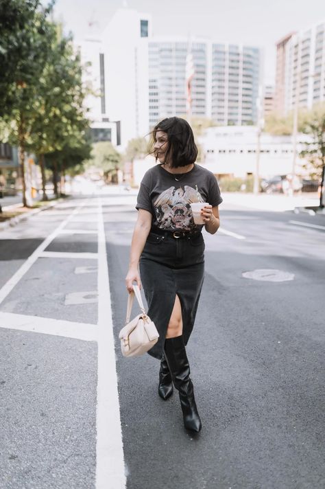 How To Style A Denim Skirt - an indigo day - Fashion Blog Style A Denim Skirt, Midi Skirt Outfit Fall, How To Style A Denim Skirt, Midi Skirt Outfit Winter, Denim Midi Skirt Outfit, Black Denim Skirt Outfit, Black Denim Midi Skirt, Super Short Skirts, Jean Midi Skirt