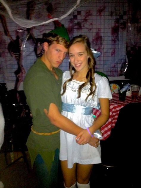 peter pan and wendy Disfraz Peter Pan, Couples Costume Halloween, Wendy Costume, Peter Pan And Wendy, Peter Pan Costume, Diy Couples Costumes, Best Couples Costumes, Couples Costume, Cute Couple Halloween Costumes