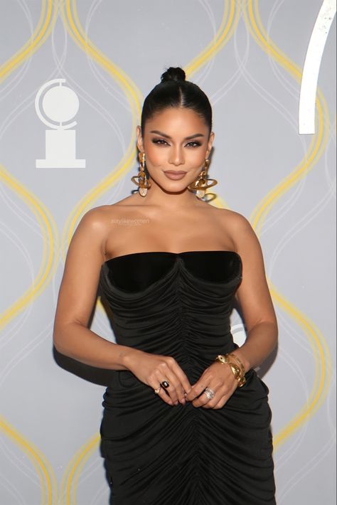 Makeup For A Black Dress Classy, Vanessa Hudgens Face, Hair For Strapless Dress Wedding, Red Carpet Black Dress, Vanessa Hudgens Makeup, Strapless Dress Hairstyles, Vintage Makeup Looks, Celeb Fashion, Black Dresses Classy