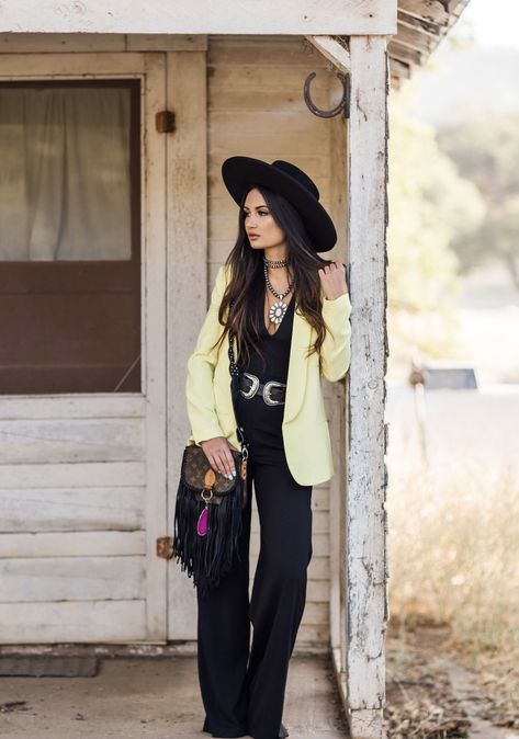 Cowboy Hat Outfit Woman, Black Western Outfit, Hat Outfit Fall, Nfr Outfits, Hats Western, Nfr Fashion, Western Wear Outfits, Looks Country, Estilo Country