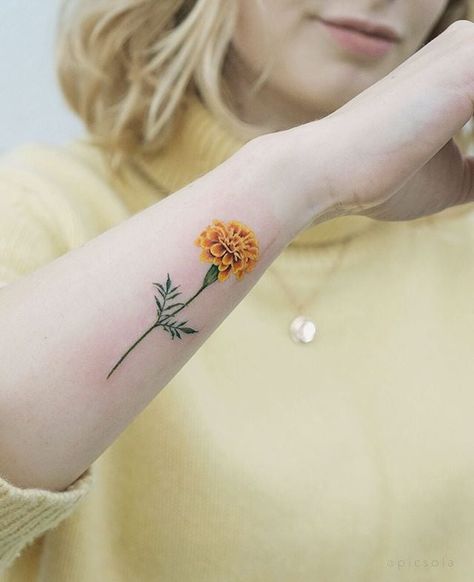 Yellow Flower Tattoos, Marigold Flower Tattoo, Fernweh Tattoo, Tattoo Bunt, Yellow Tattoo, Marigold Tattoo, Carnation Tattoo, Flower Tattoo Meanings, Flower Wrist Tattoos