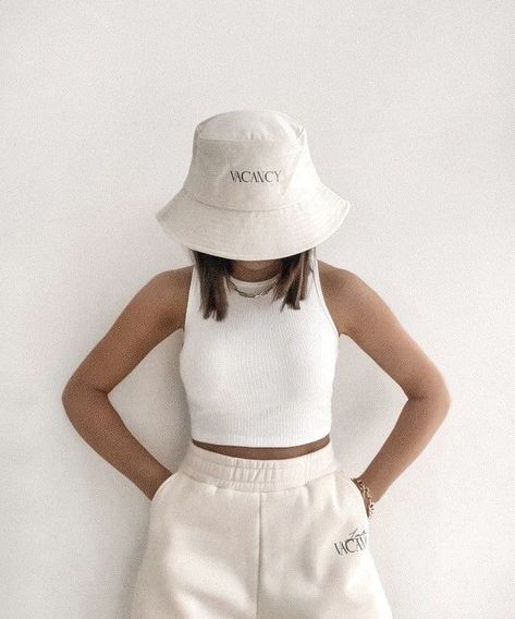 Bucket Hat Inspo Aesthetic, Bucket Hat Styling, Bucket Hat Photography, Poses With Bucket Hat, White Bucket Hat Outfit Summer, Bucket Hat Poses, Bucket Hat Photoshoot Ideas, Outfits With Bucket Hats Summer, Pose With Hat