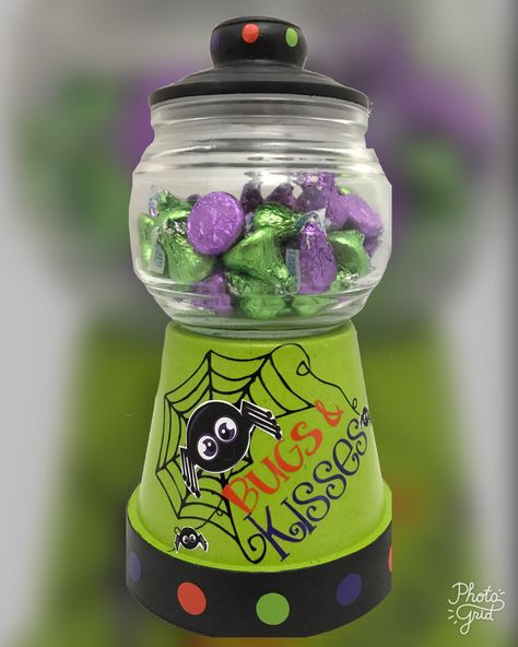 Halloween Candy Jars Diy, Candy Jars Diy, Halloween Candy Jar, Spooky Candy, Jars Diy, Terra Cotta Pot Crafts Diy, Clay Pot Projects, Halloween 11, Pot People