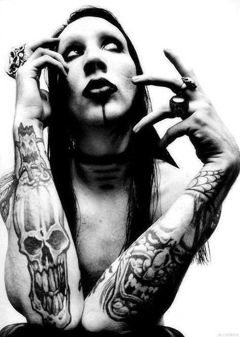 Marilyn Manson Art, Doing Makeup, Realistic Tattoo Sleeve, Engagement Makeup, Engagement Gifts For Her, Annie Leibovitz, Music Tattoo, Axl Rose, Marilyn Manson