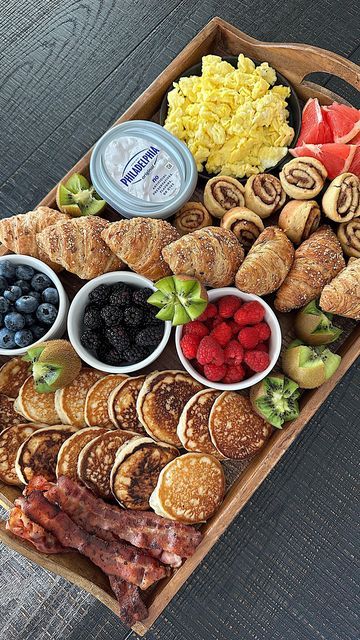 LAURA REYNOSO ⭐️ on Instagram: "Brunch board for Weekends 🤌🏻 #brunchboard #weekendvibes #brunch" Birthday Breakfast Board, Anniversary Brunch Ideas At Home, House Brunch Ideas, Breakfast Pastry Charcuterie Board, Outdoor Birthday Brunch, Fall Brunch Aesthetic, Breakfast Spread Aesthetic, Breakfast Spread Table, Brunch Bord