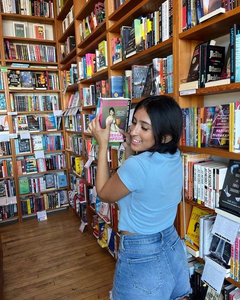 Bookshop Aesthetic, Aesthetic Bookshelves, Reading Girl, City Girl, Pic Ideas, Instagram Pictures, Summer Aesthetic, Bookstore, Bookshelves