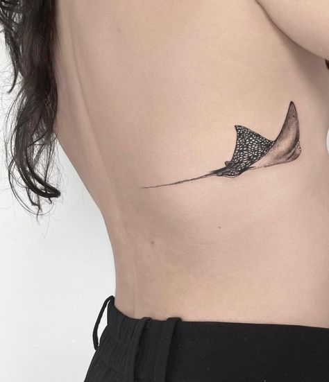 Fine Line Ocean Animal Tattoos, Eagle Ray Tattoo Design, Maldives Tattoo Ideas, Stingray And Shark Tattoo, Ocean Shoulder Tattoos For Women, Marine Bio Tattoo, Water Animals Tattoo, Aquatic Tattoo Ideas, Stingray Back Tattoo