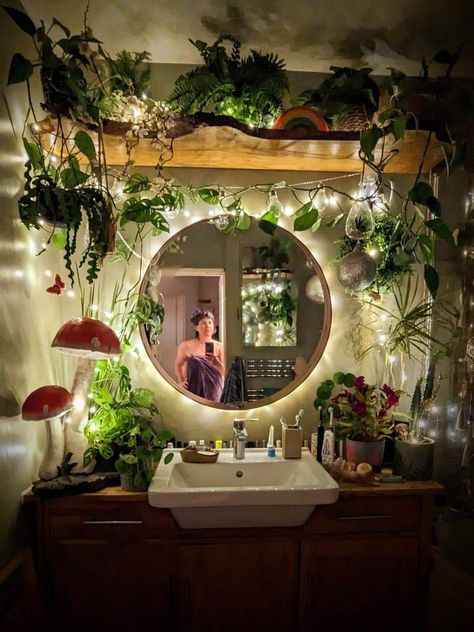 Cute Boho Bathroom Ideas, Bathroom Decor Nature Inspiration, Bathroom Fairycore, Mushroom Inspired Decor, Cozy Half Bathroom, Cottage Studio Apartment, Forrest Bathroom Ideas, Bathroom Decor Witchy, Whimsigoth Bathroom Aesthetic