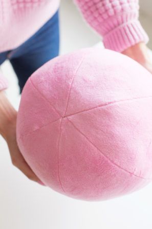 DIY Ornament Pillows - Studio DIY Pink Christmas Diy Ornaments Ideas, Ball Pillow Diy, Barbie Pillows Diy, Bow Pillow Diy, Diy Snowflake Pillow, Christmas Diy Sewing, Giant Christmas Ornaments, Diy Ornament, Ideas Navidad