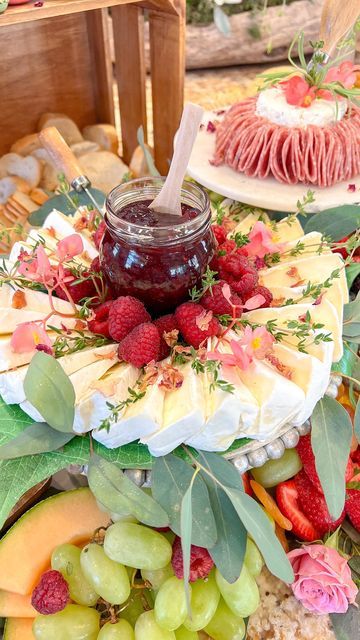 Charcuterie Catering, Eerie Photos, Charcuterie Appetizers, Fest Mad, Decorações Com Comidas, Haunting Photos, Breakfast And Brunch, Charcuterie Inspiration, Charcuterie Platter