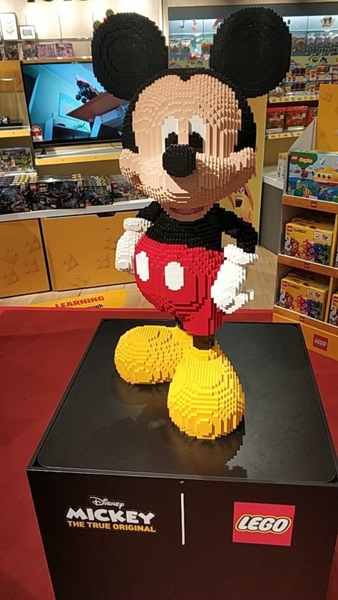 Lego Mickey Mouse, Disney Universe, Disney Moments, Lego Wallpaper, Character Statue, Amazing Lego Creations, Lego Characters, Lego Figures, Cool Lego Creations