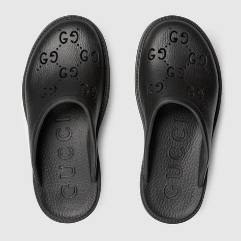 Shop the Women's platform perforated G sandal in black at GUCCI.COM. Enjoy Free Shipping and Complimentary Gift Wrapping. Fashion Shoes Heels, Women Platform Sandals, Slides For Women, Shoes Gucci, Walk In My Shoes, Swag Shoes, Gucci Mules, Gucci Black, Gucci Shoes