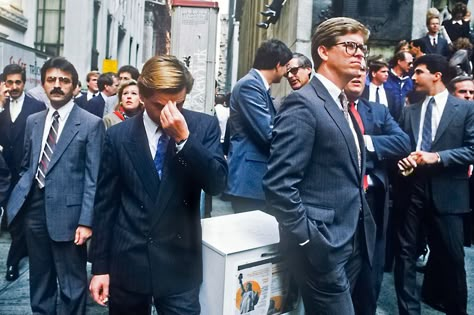 Black Monday at 30: Wall Street Remembers the 1987 Stock Market Crash - Bloomberg Black Monday 1987, Black Monday, Rare Historical Photos, Stock Market Crash, Dow Jones, Stock Exchange, Business Suit, Wall Street, Historical Photos