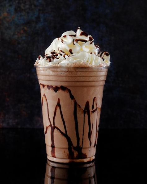 Oreo Frappe Recipe, Mcdonalds Mocha Frappe, Ice Chocolate Drink, Chocolate Chip Frappe, Mocha Frappe Recipe, Milkshake Recipe Chocolate, Frappe Recipe, Coffee Shake, Oreo Milkshake