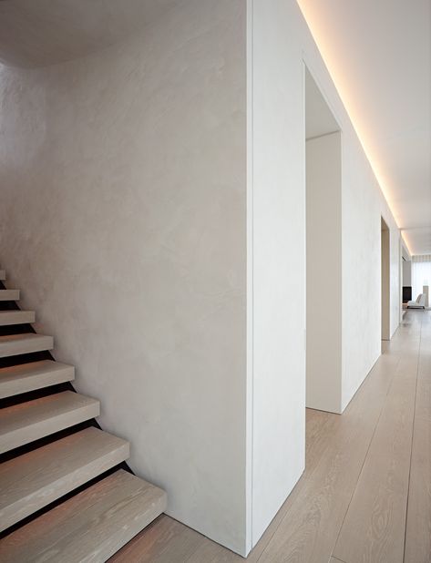 Schrager Penthouse by John Pawson Architect. Clever lighting idea Floating Ceiling, John Pawson, Cove Lighting, Carlo Scarpa, Indirect Lighting, Interior Stairs, Minimalist Interior, Facades, Interior Lighting