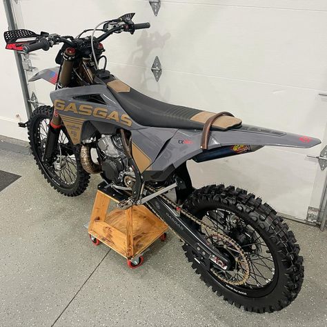 Adventure Bike Motorcycles, Moto Enduro, Cool Dirt Bikes, Motorcross Bike, Off Road Bikes, Enduro Motorcycle, Four Wheelers, Iron Horse, Pit Bike