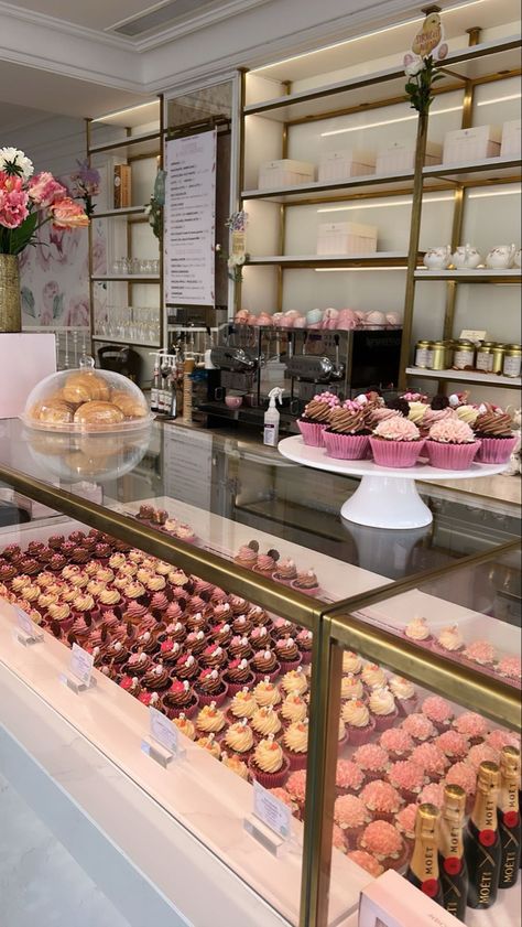 Bakery Astethic Wallpaper, Bakery Shops Interior, Cute Bakery Ideas Interior, Pastry Shop Interior Design Ideas, Cupcake Bakery Interior, Pastel Bakery Interior, Fancy Bakery Interior, French Bakery Aesthetic Interior, Luxury Bakery Interior