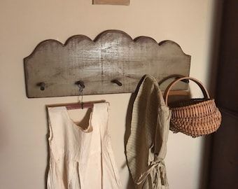 Primitive Country Bedrooms, Old Tavern, Primitive Decor Ideas, Primitive Fall Decor, Peg Rack, Primative Decor, Primitive Walls, Colonial Home, Primitive Colonial