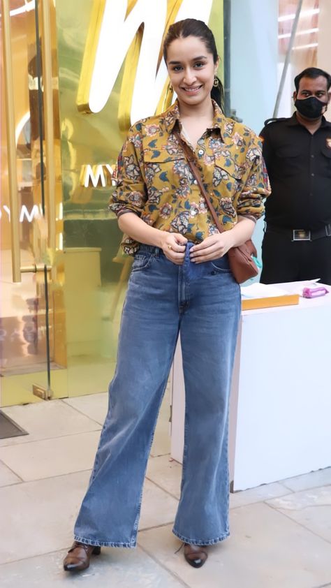 Shraddha Kapoor Outfits Casual, Shraddha Kapoor Outfits, High Rise Jeans Outfit, Jeans Tops Indian Style, Jeans Sobek, Jean Top Outfits, Girls Jeans Top, Female Clothes Outfits, Straight Leg Jeans Outfits